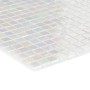 Nahaufnahme einer weißen Glas Mosaikfliese (29,6x29,6 cm) mit leichtem Schimmer.