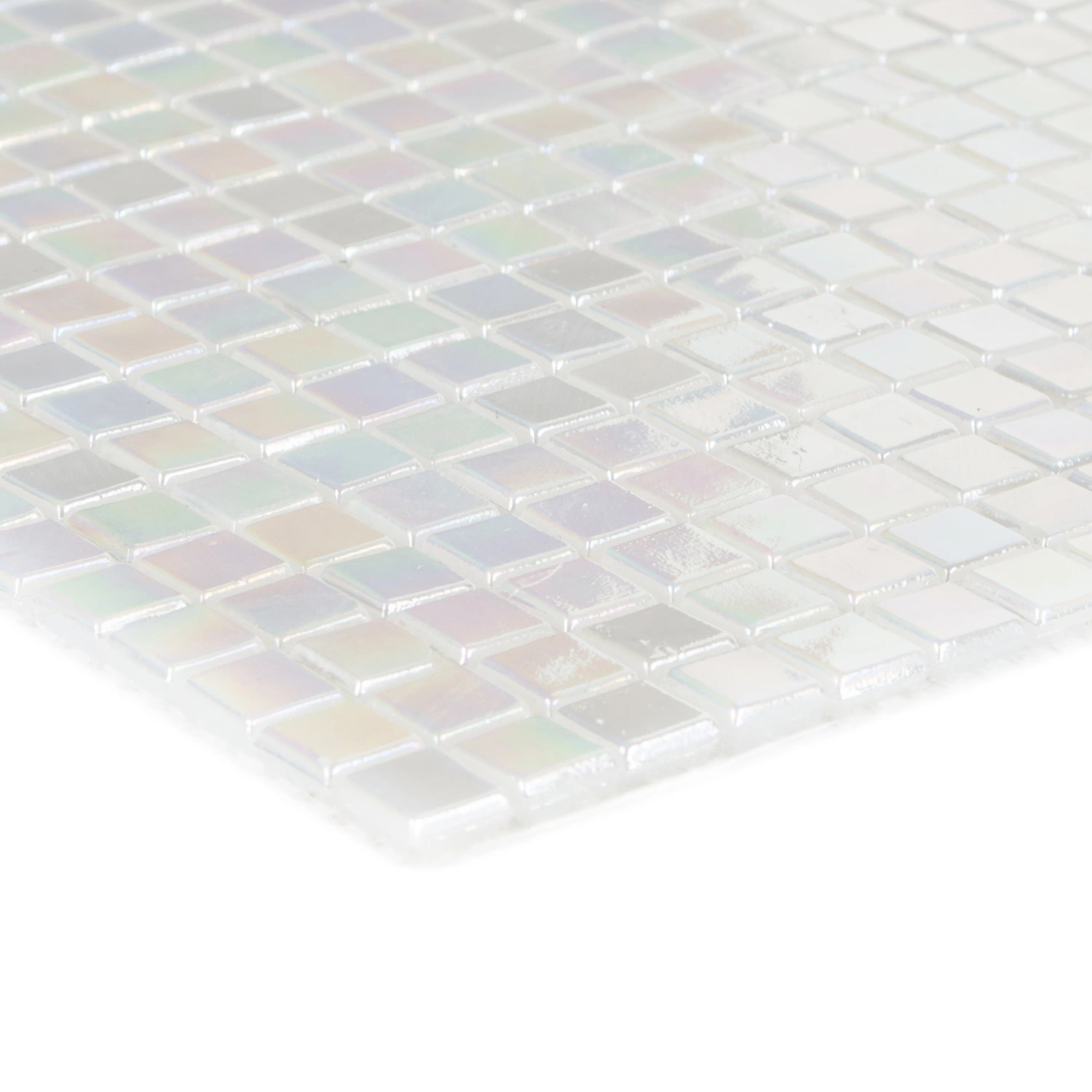 Nahaufnahme einer weißen Glas Mosaikfliese (29,6x29,6 cm) mit leichtem Schimmer.