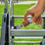 Gardena Aqua Roll M Schlauchwagen Set: Schlauchverbinder wird montiert.