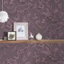 Lila Vliestapete mit floralem Barock-Muster für Wohn- und Esszimmer.