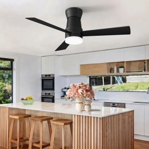 Schwarzer 42 Zoll Deckenventilator mit 3 Flügeln, LED-Beleuchtung und DC Motor in moderner Küche. Fernbedienung.