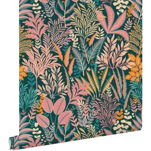 ESTAhome Vliestapete mit tropischen Blättern und Blüten in Pink, Orange, Gelb auf dunkelgrünem Grund für lebendige Wände.