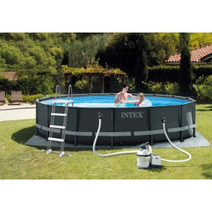 Intex Frame Pool Set Ultra Rondo XTR, Ø 549 cm, mit Leiter und Sandfilteranlage im Garten.