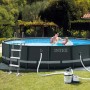 Intex Frame Pool Set Ultra Rondo XTR, Ø 549 cm, mit Leiter und Sandfilteranlage im Garten.