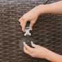 Detailaufnahme: Befestigung des Bestway LAY-Z-SPA Sonnenschutzdachs am Whirlpool.