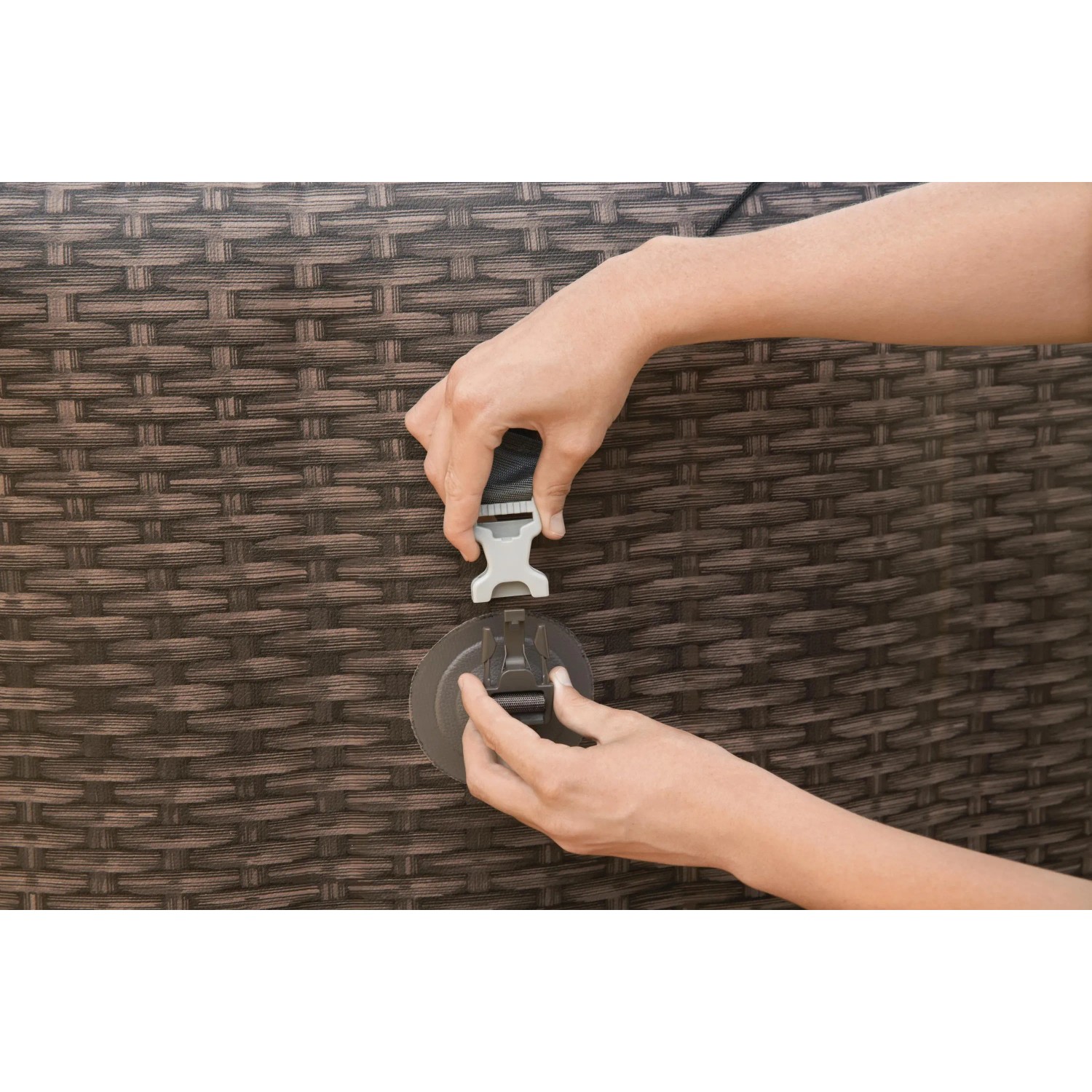 Detailaufnahme: Befestigung des Bestway LAY-Z-SPA Sonnenschutzdachs am Whirlpool.
