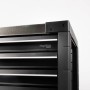Detailaufnahme: Schwarzer Mephisto Werkzeugwagen mit 9 Schubfächern und Edelstahl-Ablage.