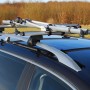 Eufab Alu Star Dach-Fahrradträger auf Auto-Dachträger montiert, silberfarben.