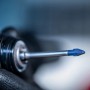 Bosch Expert Hard Keramikbohrer Hex-9, Ø 3 mm, in Bohrmaschine eingespannt.