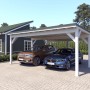 Doppelcarport Ralf, reinweißes Leimholz, dornengrünes Blechdach, 600x600 cm, mit zwei parkenden Autos.
