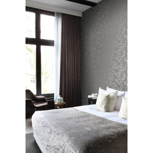 Wohnraum mit Origin Wallcoverings Tapete Blätter Taupe. Dekorative Vliestapete mit Blätter-Muster.