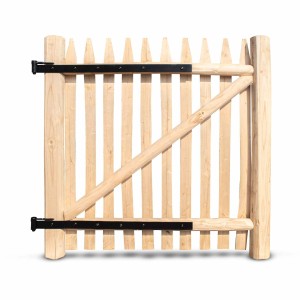 Stiltreu Gezapftes Staketenzaun-Tor aus Edelkastanie mit schwarzem Beschlag.