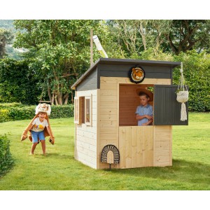 Soulet Kinderspielhaus Santa Monica im Garten mit spielenden Kindern.