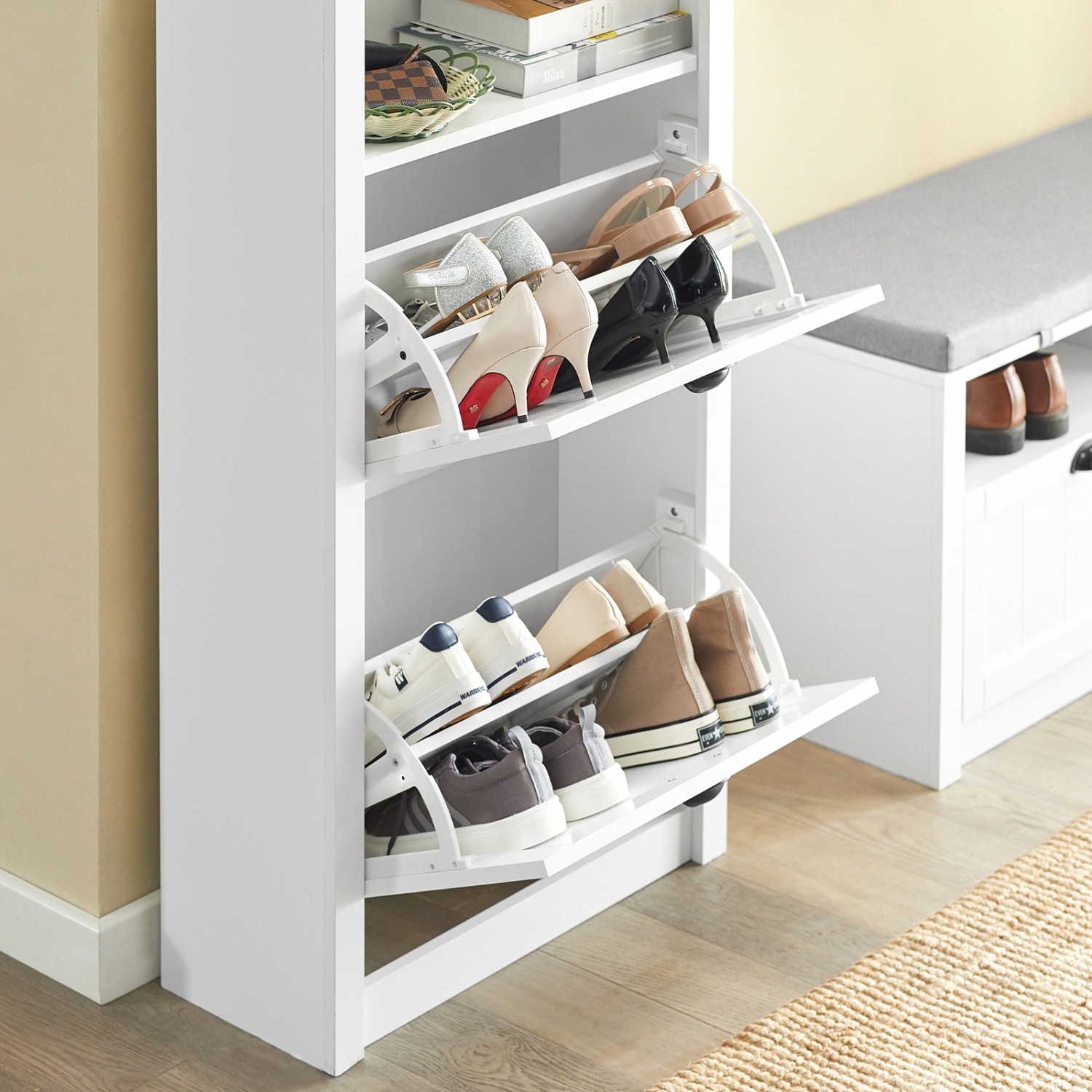 Weißer SoBuy Schuhkipper FSR87-K-W mit zwei Klappen und diversen Schuhen. Schuhkommode für den Flur.