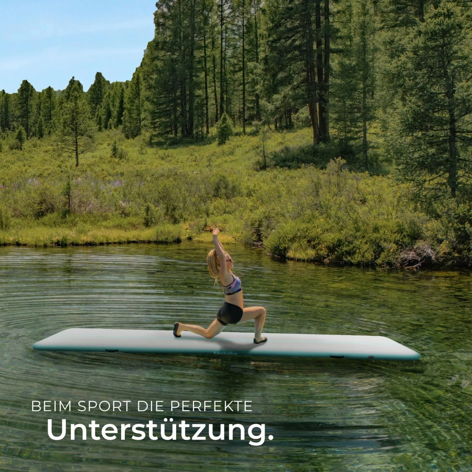 Aufblasbare Tectake Airtrack Trainingsmatte, blau-grau, mit Person im See beim Sport.