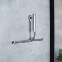 Schulte Duschabzieher Chrom mit Halterung an grauer Wand. Badhelfer für streifenfreie Dusche.