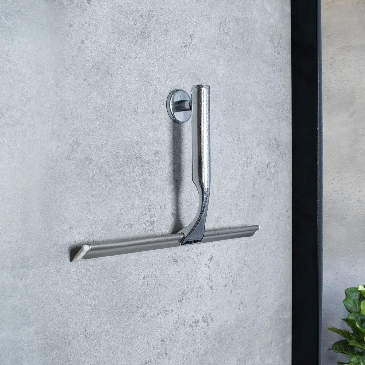 Schulte Duschabzieher Chrom mit Halterung an grauer Wand. Badhelfer für streifenfreie Dusche.