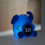 Blauer DieMaus Lichtwecker im Elefant-Design für Kinder. Wecker mit digitaler Zeitanzeige.