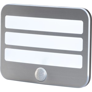 OBI LED-Sensorlicht mit Nachtlichtfunktion, silbernes Panel mit drei Lichtsegmenten und Bewegungssensor.