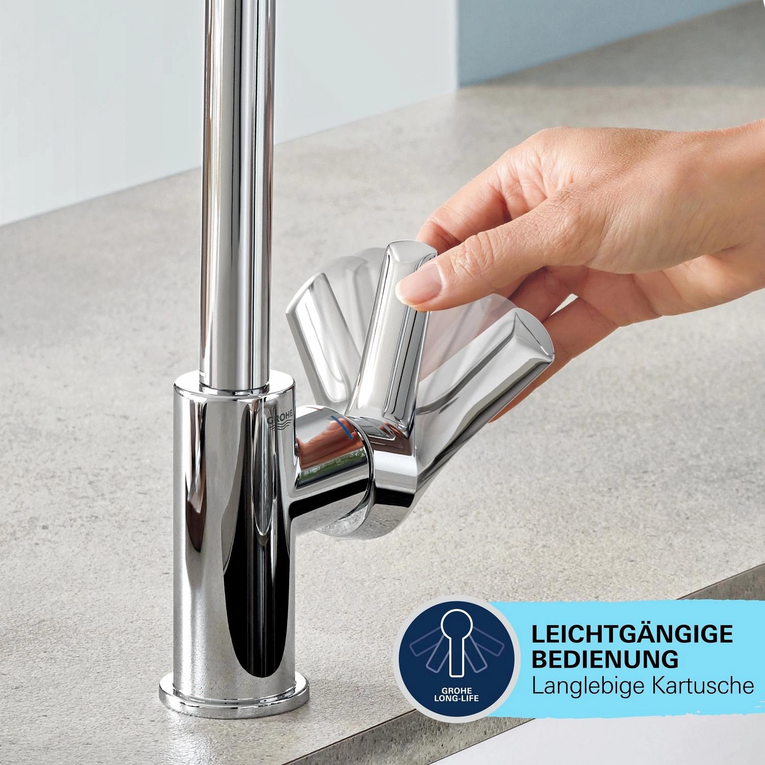 Grohe QuickFix Waschtischarmatur Start Alira Chrom L im Detail: Hand betätigt Hebel der Armatur.