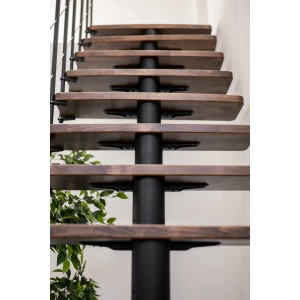 Mittelholmtreppe Comfort Top Turn in Walnuss/Schwarz, Innentreppe mit Holzstufen und schwarzem Metallgeländer.
