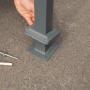 Detailaufnahme der Montage einer Westmann Mülltonnenverkleidung Planum mit Schraube und Dübel.