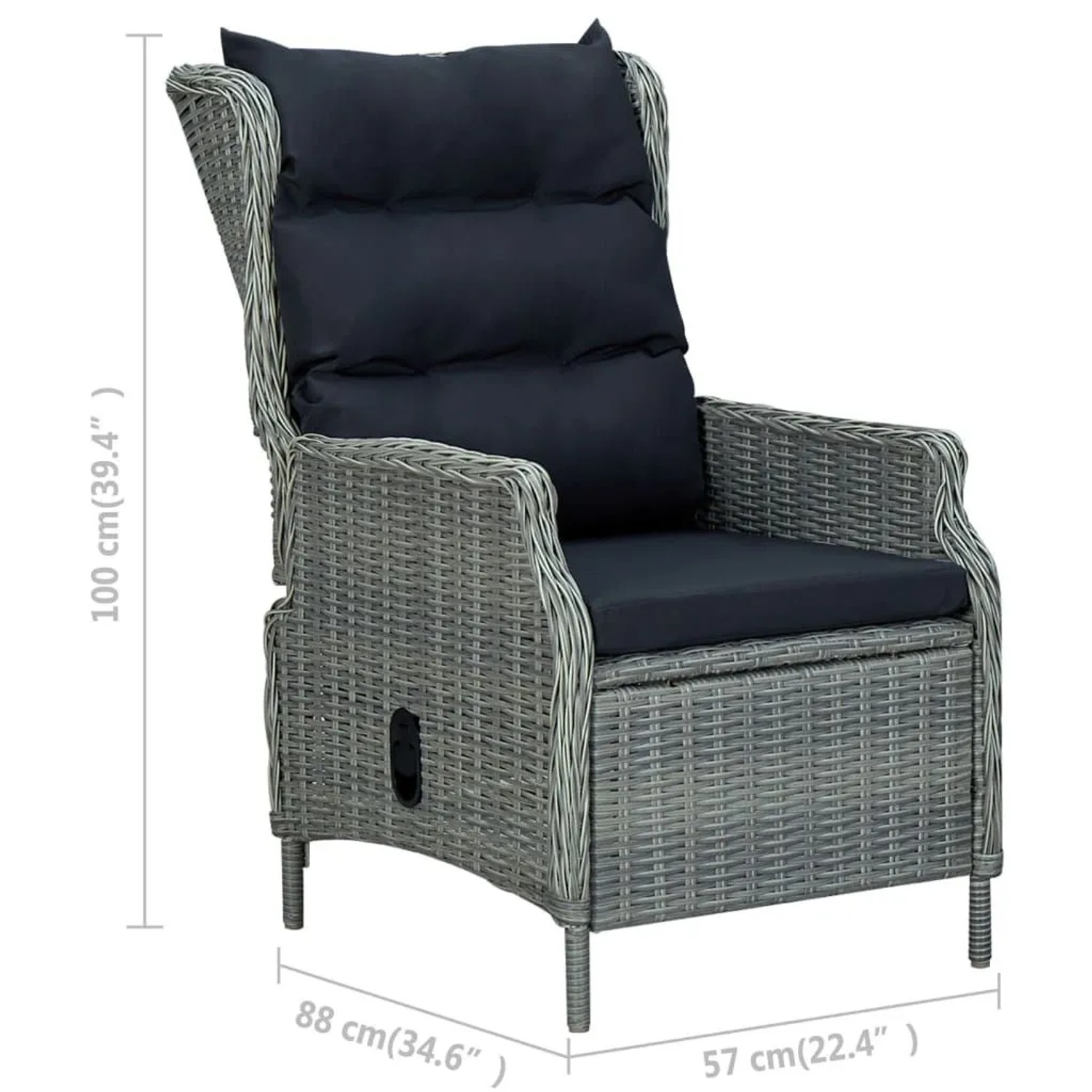 Verstellbarer, hellgrauer Rattan Gartensessel mit Fußhocker und schwarzen Polstern.