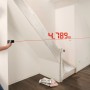 Frau misst Raum mit Bosch Laser Entfernungsmesser UniversalDistance 40 C.