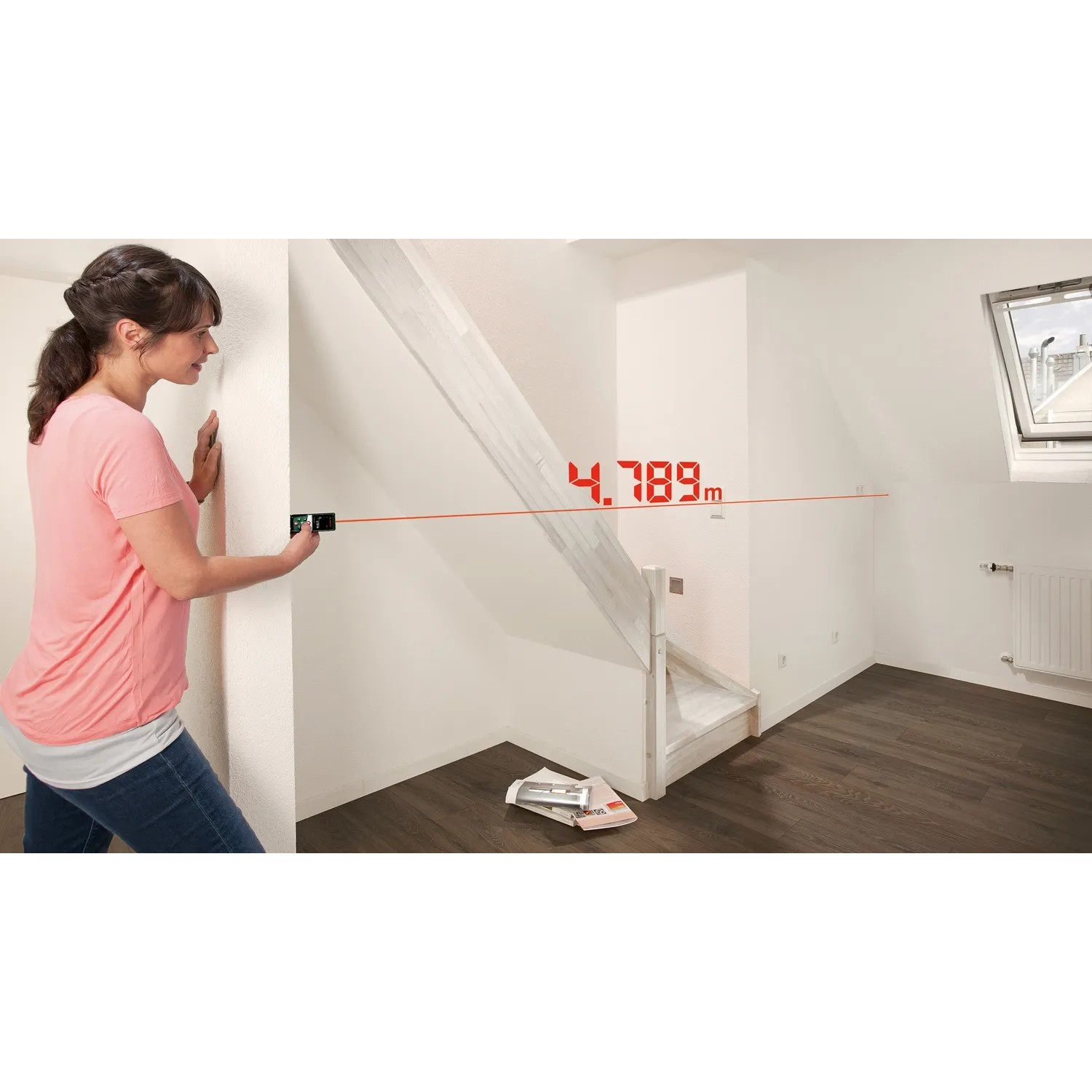 Frau misst Raum mit Bosch Laser Entfernungsmesser UniversalDistance 40 C.