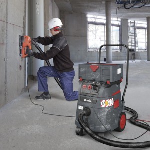 Starmix iPulse M-1635 Safe Plus Sicherheits-Sauger im Einsatz auf einer Baustelle.