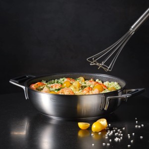 RÖSLE Servierpfanne SILENCE PRO (Ø 28 cm) mit Speisen und Schneebesen.