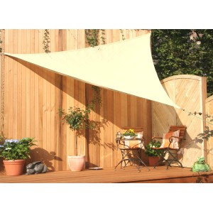 Dreieckiges, wasserdurchlässiges Sonnensegel in Weizen (360x360cm) spendet Schatten auf einer Terrasse.