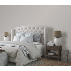 Schlafzimmer mit Erismann Vliestapete Versailles Celeste in Taupe an der Wand.