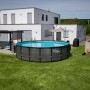 Runder Summer Waves Pool (549x132cm) in Rattangrau im Garten vor modernem Haus.