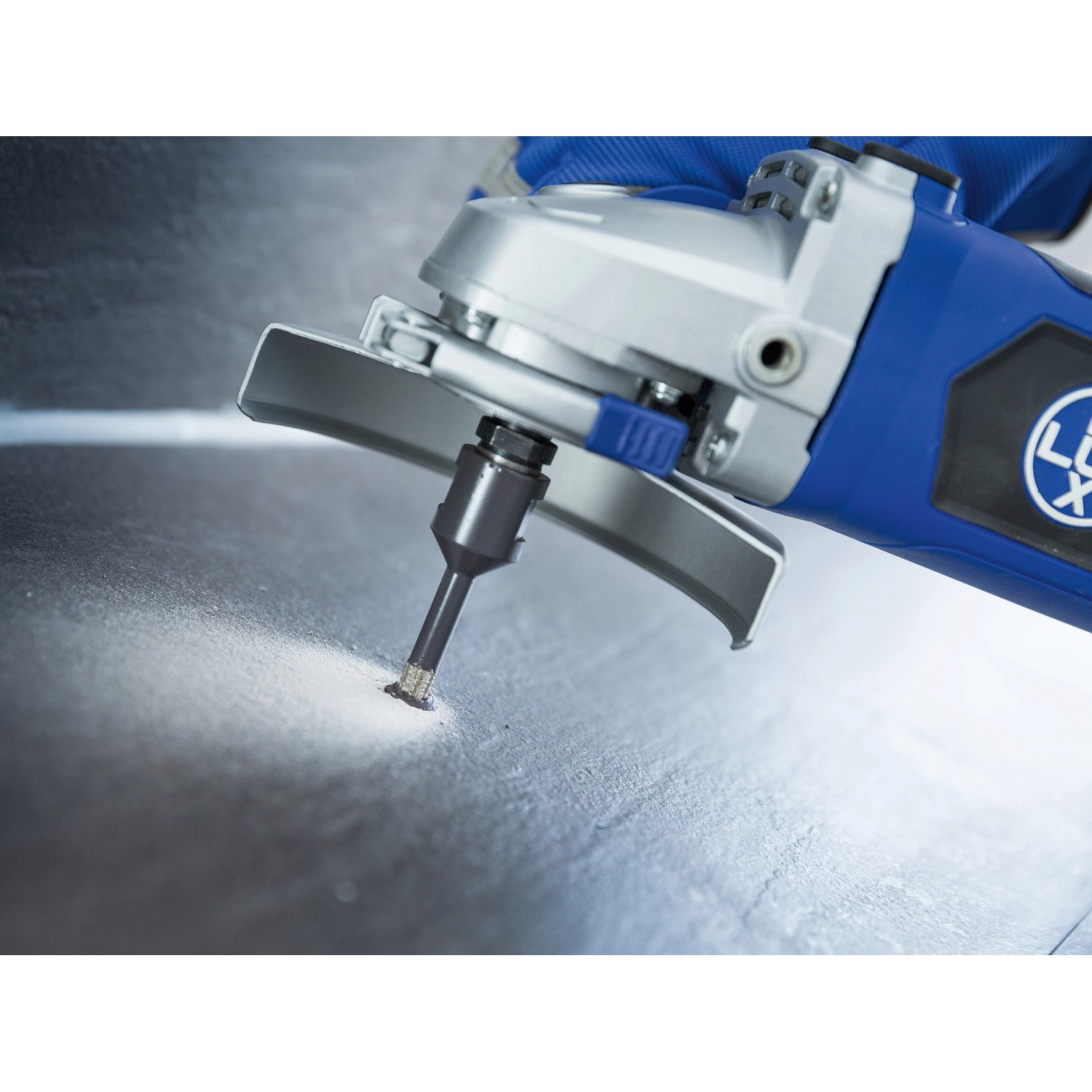 LUX Paraffinbohrer (Ø 14 mm) im Einsatz mit Winkelschleifer beim Bohren in Fliese.