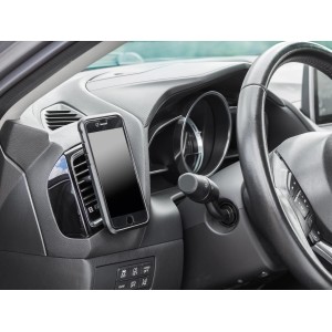 OBI Magnet-Smartphone-Halterung im Auto an Lüftungslamelle mit Smartphone.