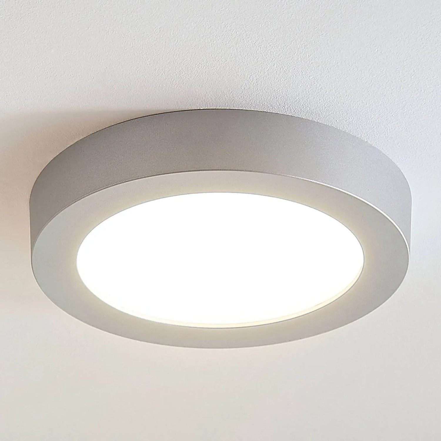 Moderne, runde Arcchio LED Bad-Deckenleuchte Marlo in Alu, spritzwassergeschützt.