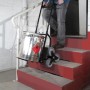 Westfalia Treppen-Sackkarre mit Last auf Treppe, klappbar, 120 kg Tragkraft, Metall schwarz.