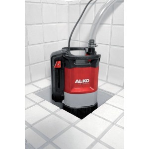 Al-Ko Tauchpumpe SUB 13.000 DS Premium im Einsatz, rot/schwarz/grau, mit Schlauch. Elektro-Pumpe für Haus & Garten.