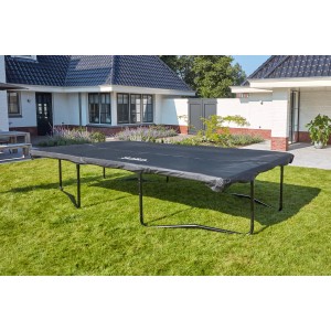 Schwarze Salta Trampolin Abdeckplane (366x244 cm) auf Gartentrampolin zum Schutz vor Witterung.