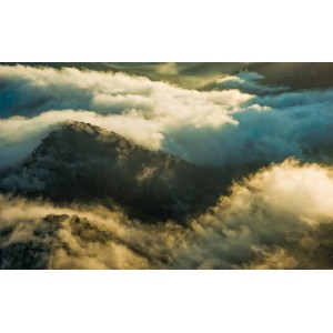 Vlies Fototapete Pangea 450x280 cm mit Berglandschaft im Nebel.