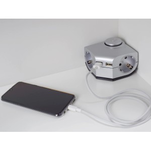 Winkeltischsteckdose mit 2 Steckdosen, 2 USB-Ports und Smartphone beim Laden.