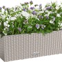 Lechuza Balconera Cottage 50 in Sandbraun, bepflanzter Blumenkasten mit Bewässerungssystem.