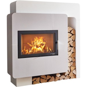 Weißer Haas+Sohn Kaminofen Komfort IV mit Holzfach und brennendem Feuer.