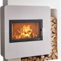 Weißer Haas+Sohn Kaminofen Komfort IV mit Holzfach und brennendem Feuer.