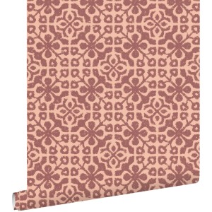 ESTAhome Vliestapete mit abgenutztem Fliesenmuster in Aubergineviolett. Dekorative Wandtapete für Boho-Stil.