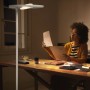 Weiße Ledvance Sun@Home Smart+ Stehlampe (180cm) im Homeoffice mit aktivierender Beleuchtung.