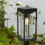 Moderne, mattschwarze Lutec LED Solar Wegeleuchte Flair mit Glaskörper und E27 Leuchtmittel.