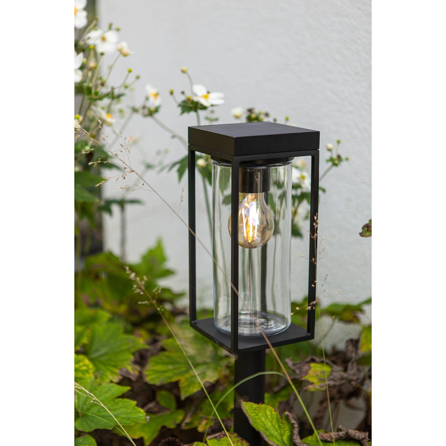 Moderne, mattschwarze Lutec LED Solar Wegeleuchte Flair mit Glaskörper und E27 Leuchtmittel.