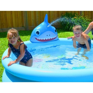 Avenli Aufblasbarer Pool mit Hai-Wassersprüher, Kinder spielen im blauen Gartenpool.